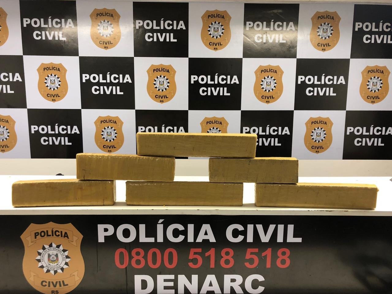Os agentes prenderam um traficante que fazia tele-entrega de seis quilos de maconha no estacionamento de um hipermercado