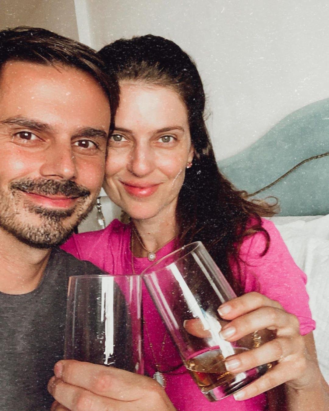 O m&eacute;dico Antonio Carlos Minuzzi Filho e a esposa, a empres&aacute;ria Xuxa Pires, fizeram um brinde com vitamina C enquanto permaneciam isolados em casa, em Porto Alegre, se recuperando da Covid-19
