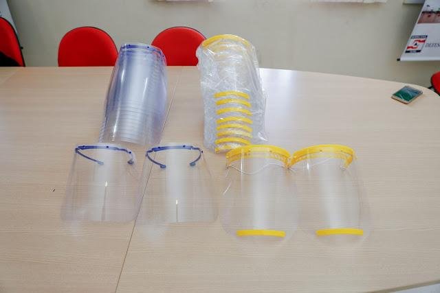 Funcion&aacute;rios de supermercados que trabalham como caixa dever&atilde;o portar m&aacute;scara facial no modelo capacete em acr&iacute;lico.