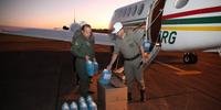 A aeronave do Batalhão de Aviação da Brigada Militar levou, para os policiais em Bagé, 50 litros de álcool em gel.