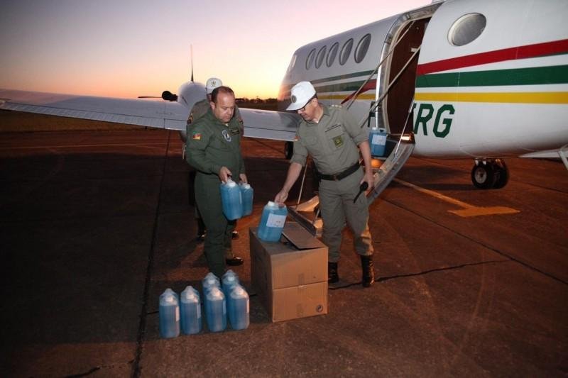 A aeronave do Batalh&atilde;o de Avia&ccedil;&atilde;o da Brigada Militar levou, para os policiais em Bag&eacute;, 50 litros de &aacute;lcool em gel.