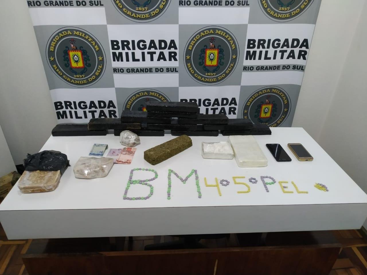 Houve o recolhimento de 6,4 quilos de maconha, 1,5 quilo de coca&iacute;na e 1,5 quilo de crack, al&eacute;m de 200 comprimidos da droga sint&eacute;tica ecstasy