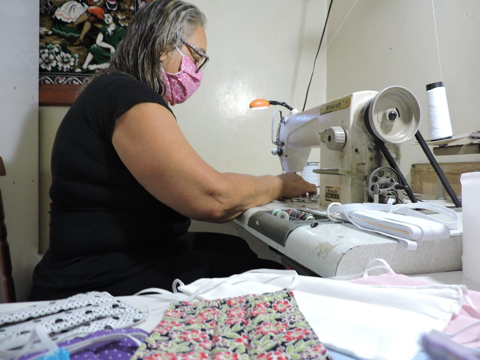 Diferente das m&aacute;scaras cir&uacute;rgicas, que s&atilde;o descart&aacute;veis, os equipamentos de prote&ccedil;&atilde;o produzidos por Modesta s&atilde;o reutiliz&aacute;veis.