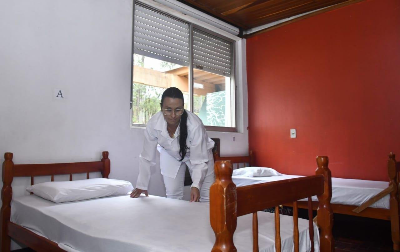 Cada quarto conta com duas camas, banheiro e chuveiro.