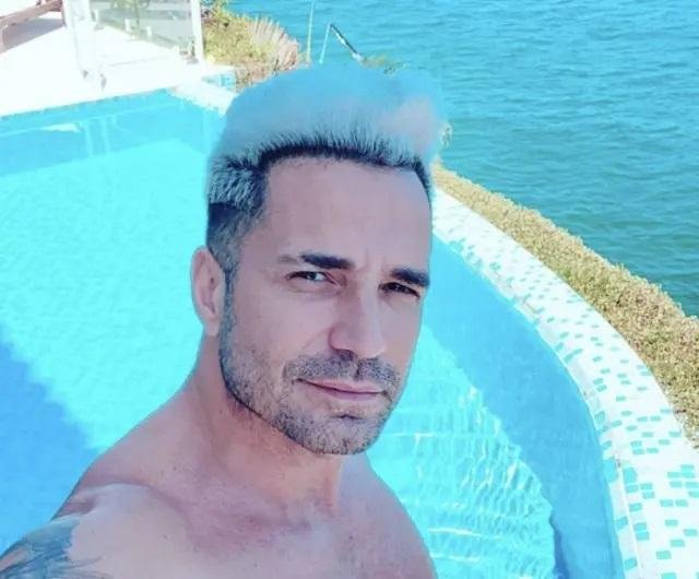 Latino decidiu usar o tempo dispon&iacute;vel da quarentena para criar um clipe com o celular
