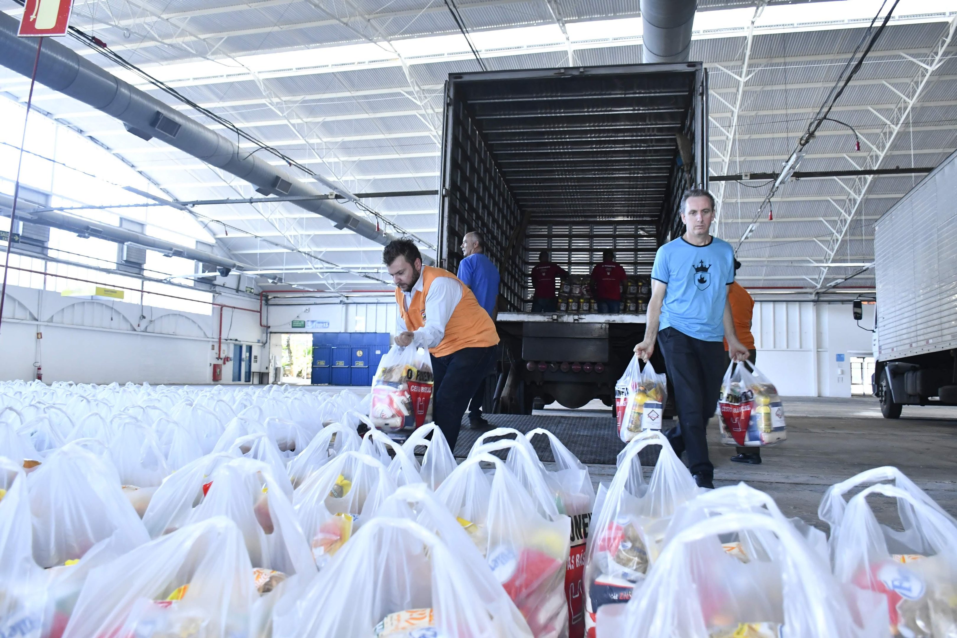 Alimentos n&atilde;o perec&iacute;veis s&atilde;o divididos em mil cestas b&aacute;sicas