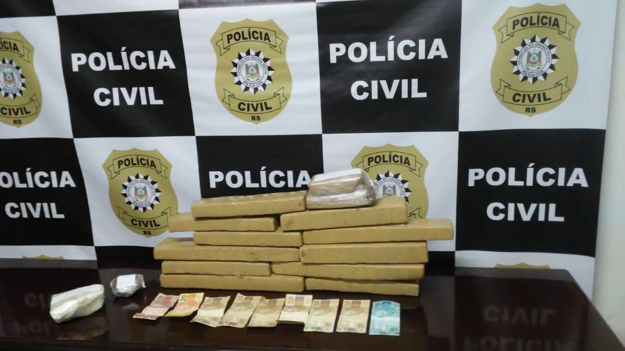 Entorpecente, junto com dinheiro, foi encontrado pelos agentes dentro de uma mala