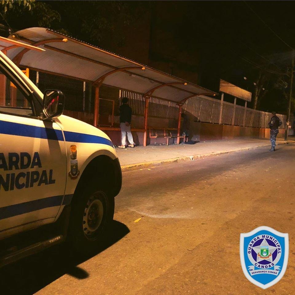 Dupla foi detida junto a uma parada de &ocirc;nibus ap&oacute;s fugirem do local do homic&iacute;dio