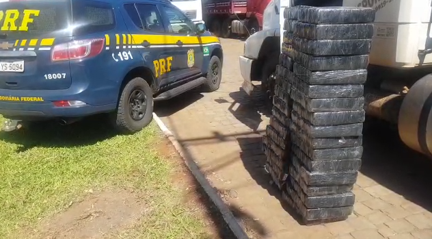 Entorpecente, distribu&iacute;do em 35 pacotes, foi encontrado na cabine do caminhoneiro