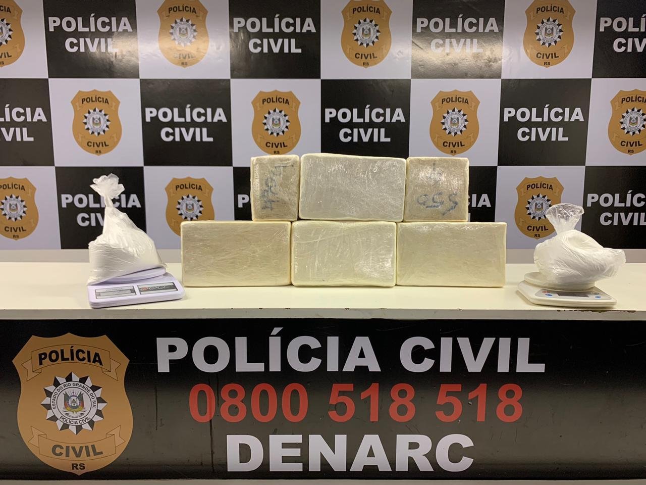 Entorpecentes estavam dentro de uma mochila junto com balan&ccedil;as de precis&atilde;o