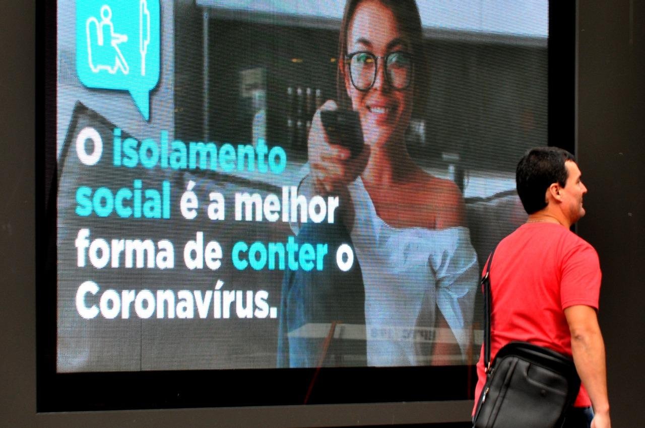 Momentos de lazer, que antes podiam ser aproveitados em cinemas, casas noturnas ou teatros, agora ocorrem &uacute;nica e exclusivamente nas resid&ecirc;ncias
