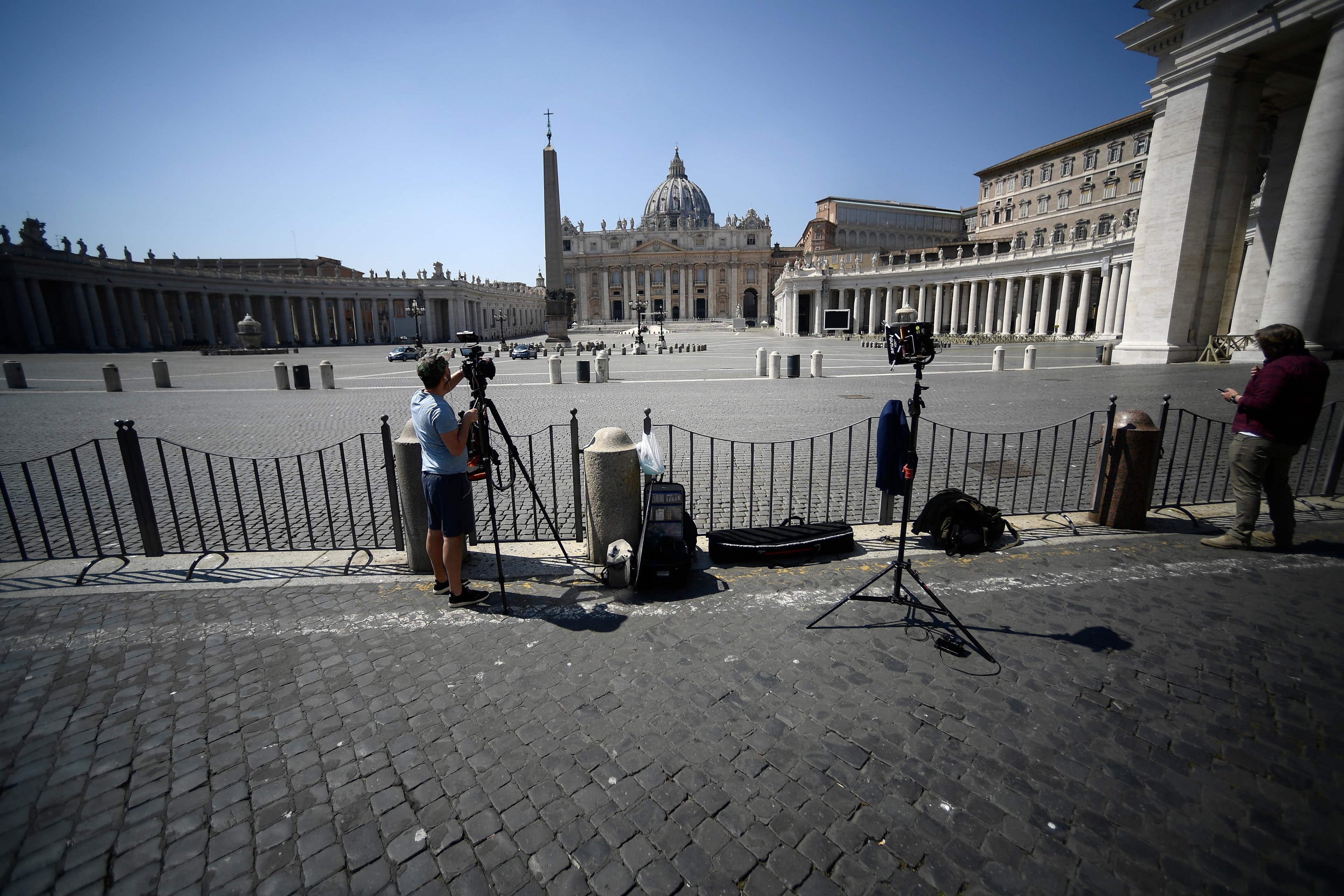 Os rep&oacute;rteres trabalham por uma barreira que fecha o acesso &agrave; Pra&ccedil;a de S&atilde;o Pedro, no Vaticano