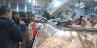 Apesar de recomendações de isolamento, público se dirigiu para o Mercado à procura do peixe do feriado