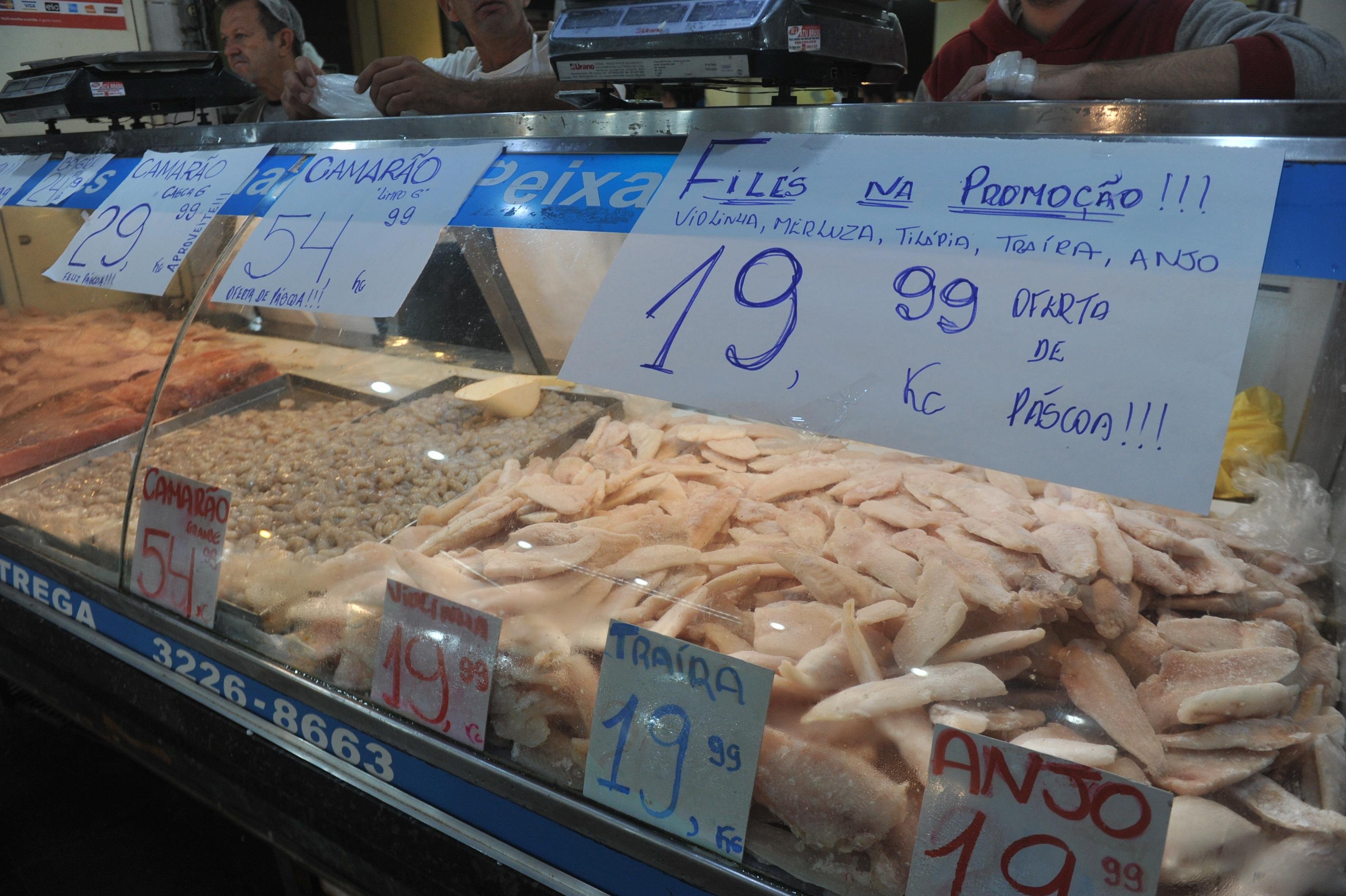 Mesmo nas peixarias, que tiveram fila, a comercializa&ccedil;&atilde;o foi considerada baixa