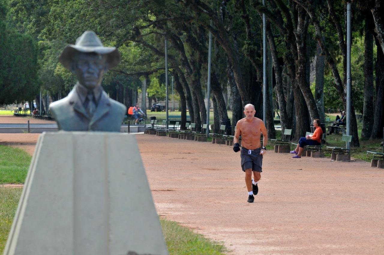 No Parque da Reden&ccedil;&atilde;o, poucas pessoas circulavam e praticavam exerc&iacute;cios