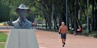 No Parque da Redenção, poucas pessoas circulavam e praticavam exercícios