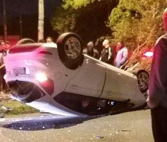 Ford Fiesta, que foi roubado de um casal no bairro Jardim Itu, capotou no bairro Rubem Berta