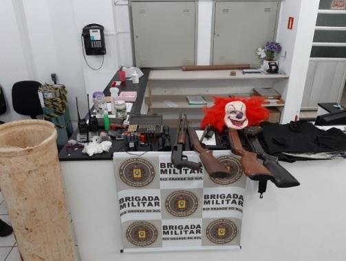 Armas e muni&ccedil;&otilde;es foram encontradas em buraco localizado no bairro Jardim Cidade Alta, em Mu&ccedil;um