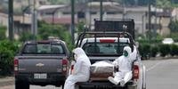 Equador também encara um colapso funerário causado pelo coronavírus