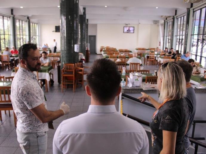 Al&eacute;m do atendimento presencial reduzido, estabelecimentos poder&atilde;o trabalhar com tele-entrega e com sistema take-away.