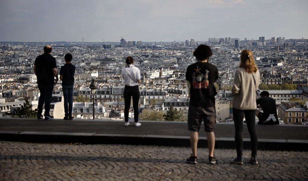 Pessoas olham para a vista panor&acirc;mica no distrito tur&iacute;stico de Montmartre, em Paris, no 27&ordm; dia de isolamento restrito