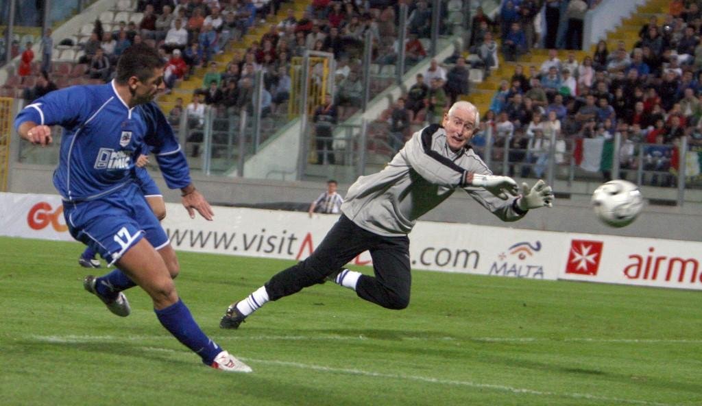 Em 2007, Peter Bonetti defendeu a sele&ccedil;&atilde;o inglesa de craques em um jogo amistoso contra a It&aacute;lia