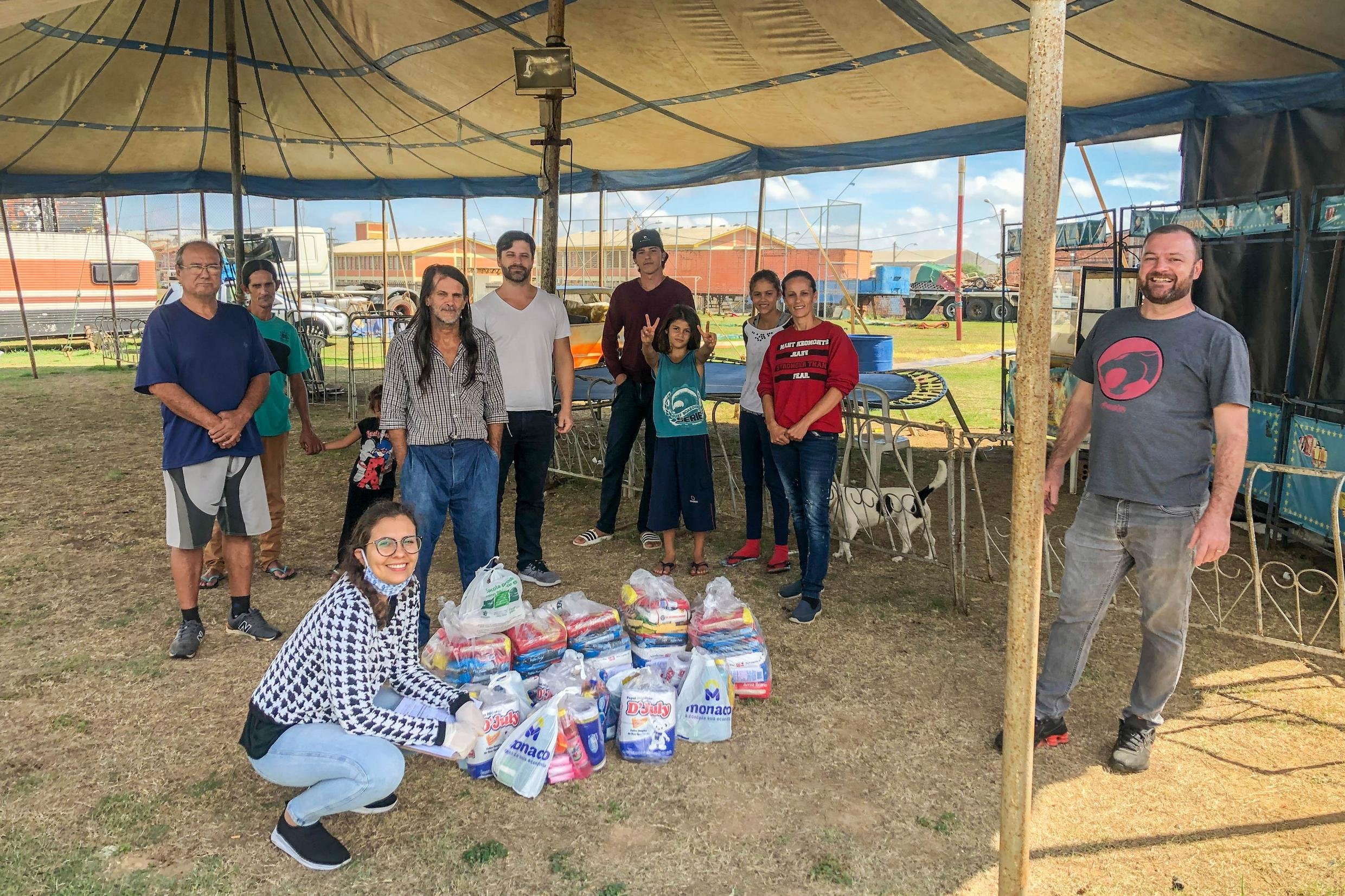 Equipes de secretarias e &oacute;rg&atilde;os municipais com alimentos arrecadados para profissionais da cultura