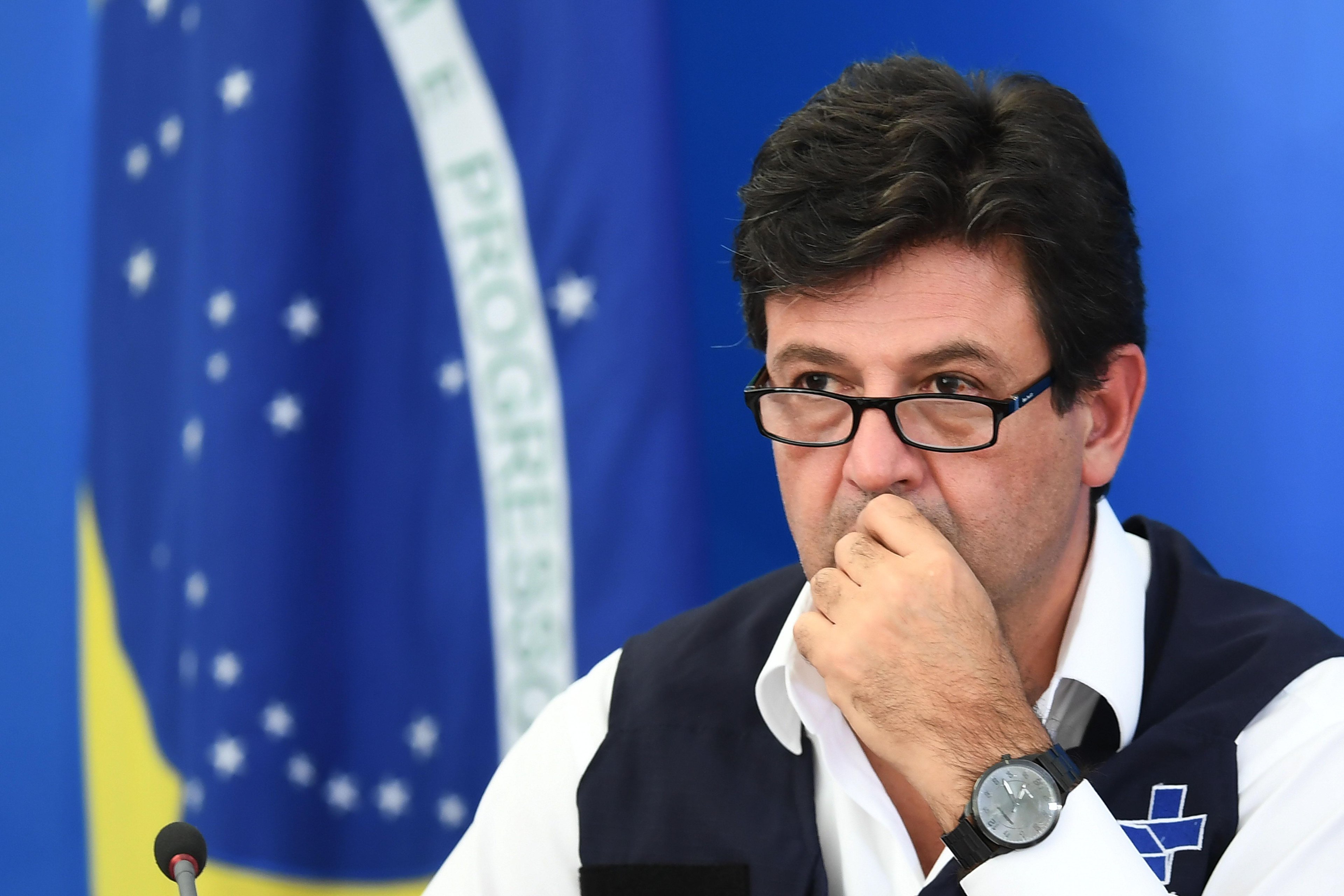 Ministro e presidente travam uma guerra p&uacute;blica sobre medidas de enfrentamento ao novo coronav&iacute;rus
