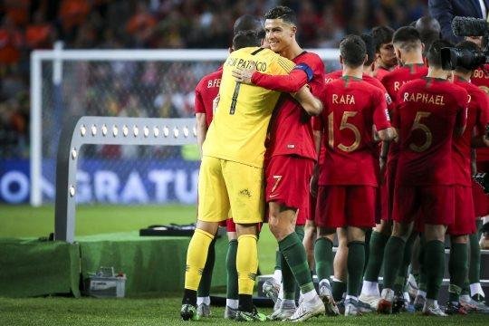Ronaldo e demais jogadores da sele&ccedil;&atilde;o portuguesa de futebol doaram premia&ccedil;&atilde;o para ajudar aqueles que atuam no futebol amador