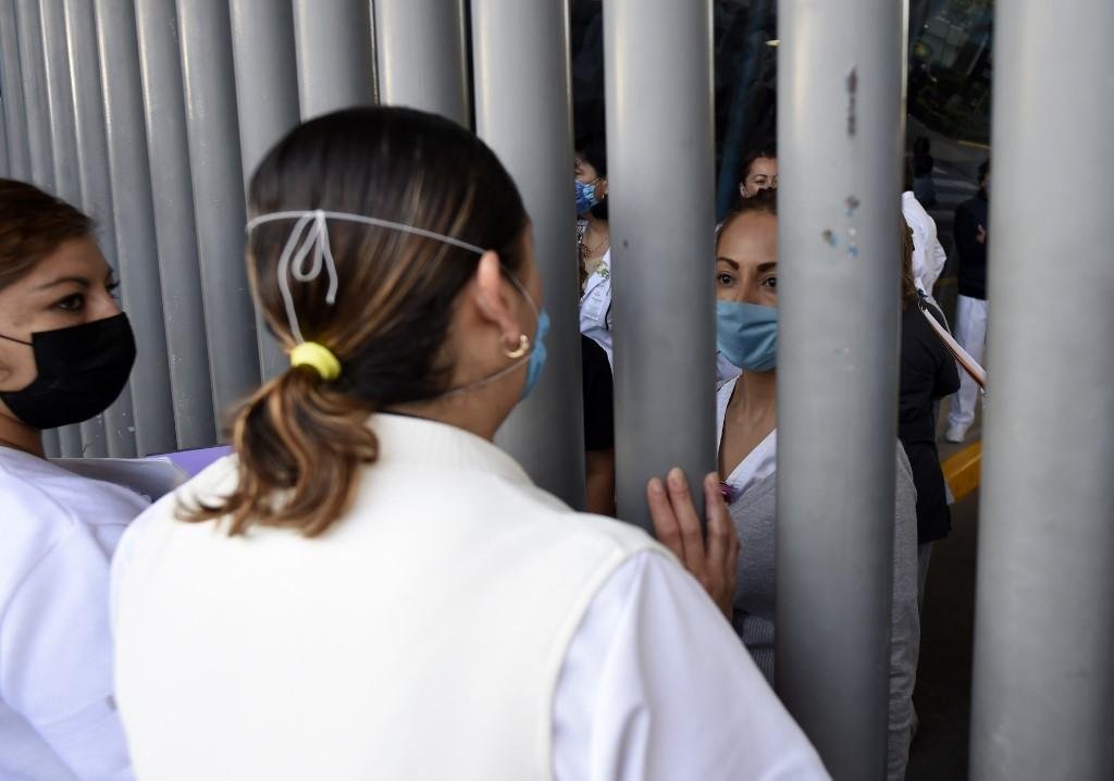 Profissionais da sa&uacute;de organizam protesto no M&eacute;xico