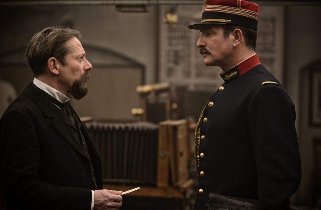 Jean Dujardin (D) vive o oficial Picquart