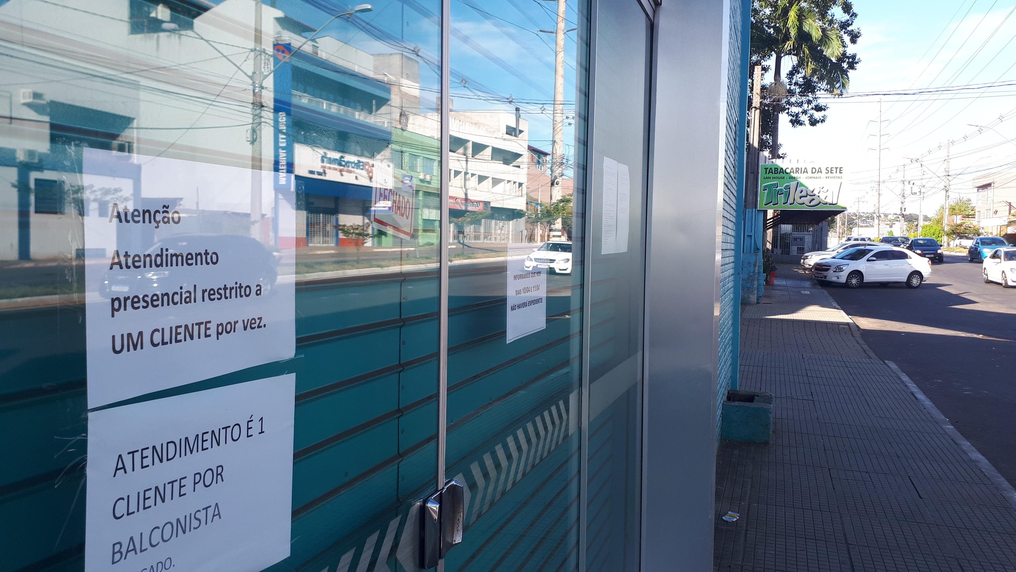 Todos os estabelecimentos comerciais poder&atilde;o atender, desde que a portas fechadas e um cliente por vez.