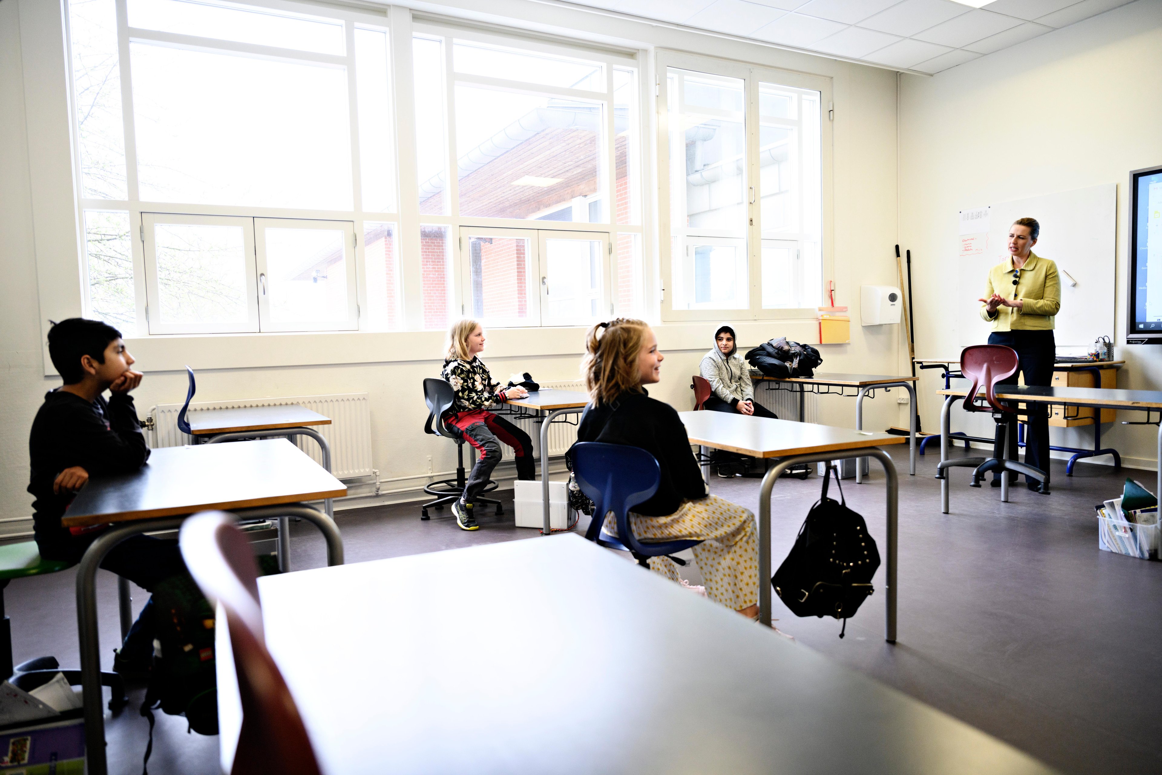 Primeira-ministra dinamarquesa Mette Frederiksen fala com os alunos enquanto participa da reabertura da Escola Lykkebo, em Valby