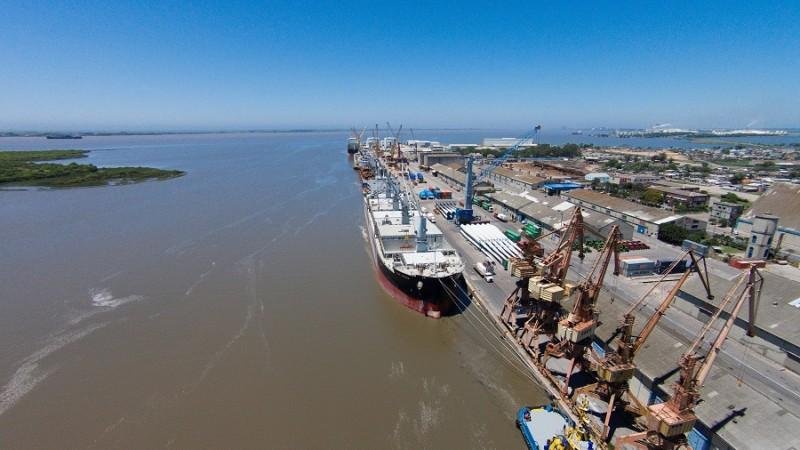 Enquanto a situa&ccedil;&atilde;o n&atilde;o melhora e as opera&ccedil;&otilde;es n&atilde;o recome&ccedil;am, navios n&atilde;o podem entrar e nem sair do local.