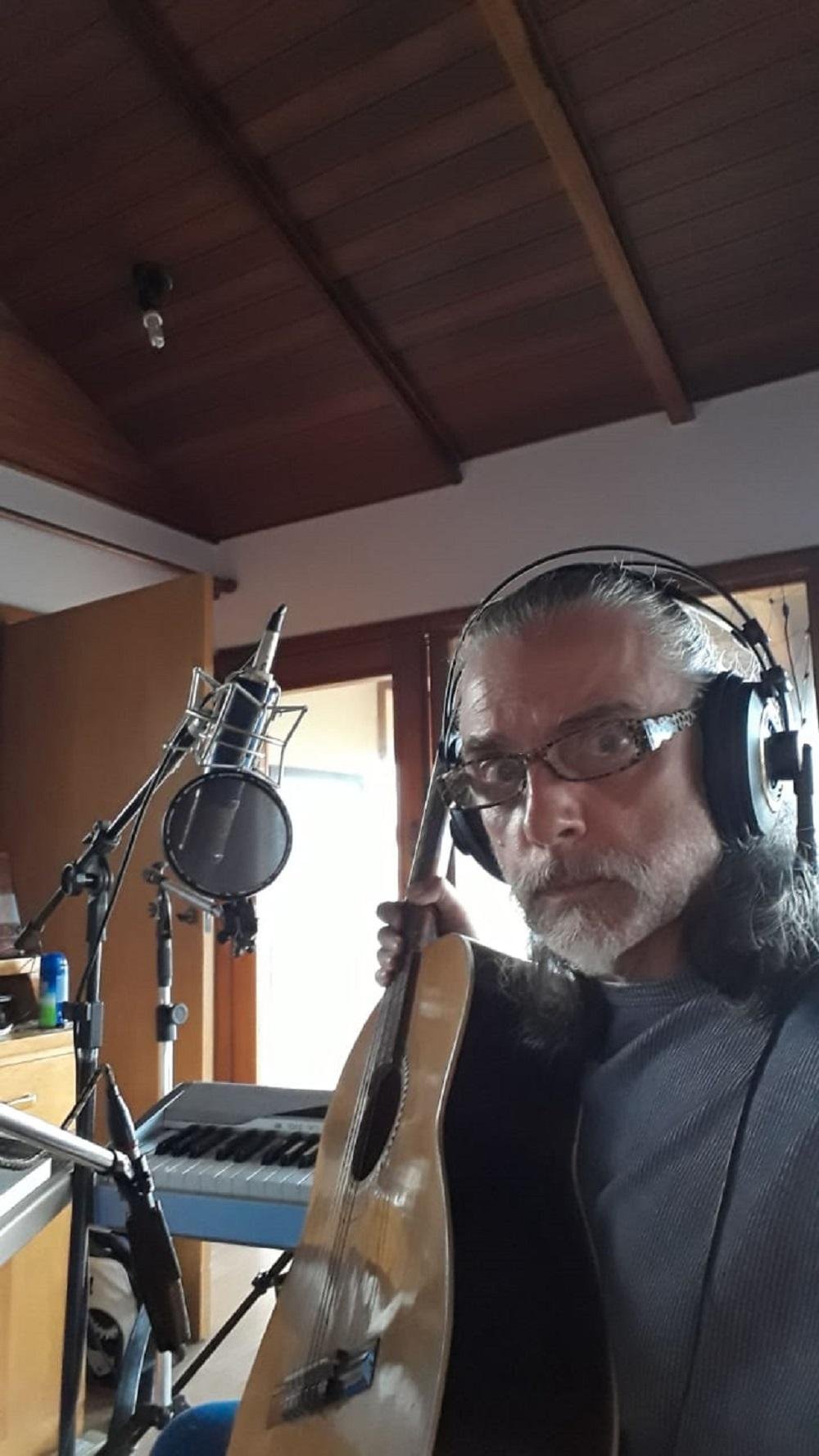 Hique Gomez apresenta suas m&uacute;sicas e do Tangos, al&eacute;m de falar de sua biografia lan&ccedil;ada no final do ano passado