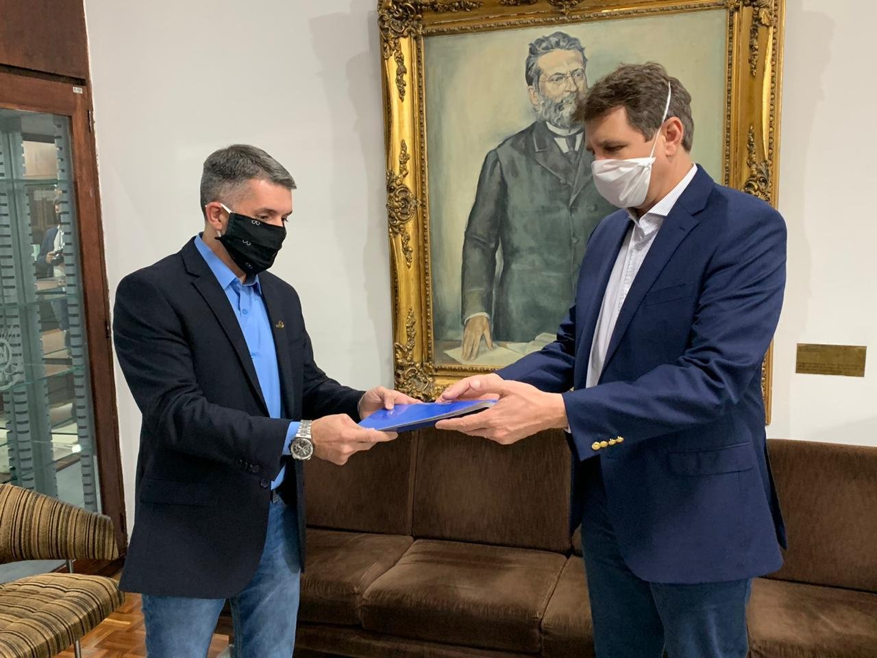 Vice-presidente da Famurs, Maneco Hassen, entrega documento ao presidente da Assembleia Legislativa, Ernani Polo