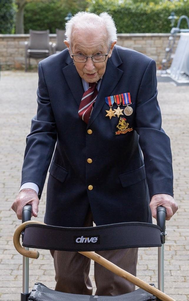 Tom Moore fez um desafio: percorreria a p&eacute; 100 vezes os 25 metros de comprimento de seu jardim antes de completar 100 anos, no fim do m&ecirc;s