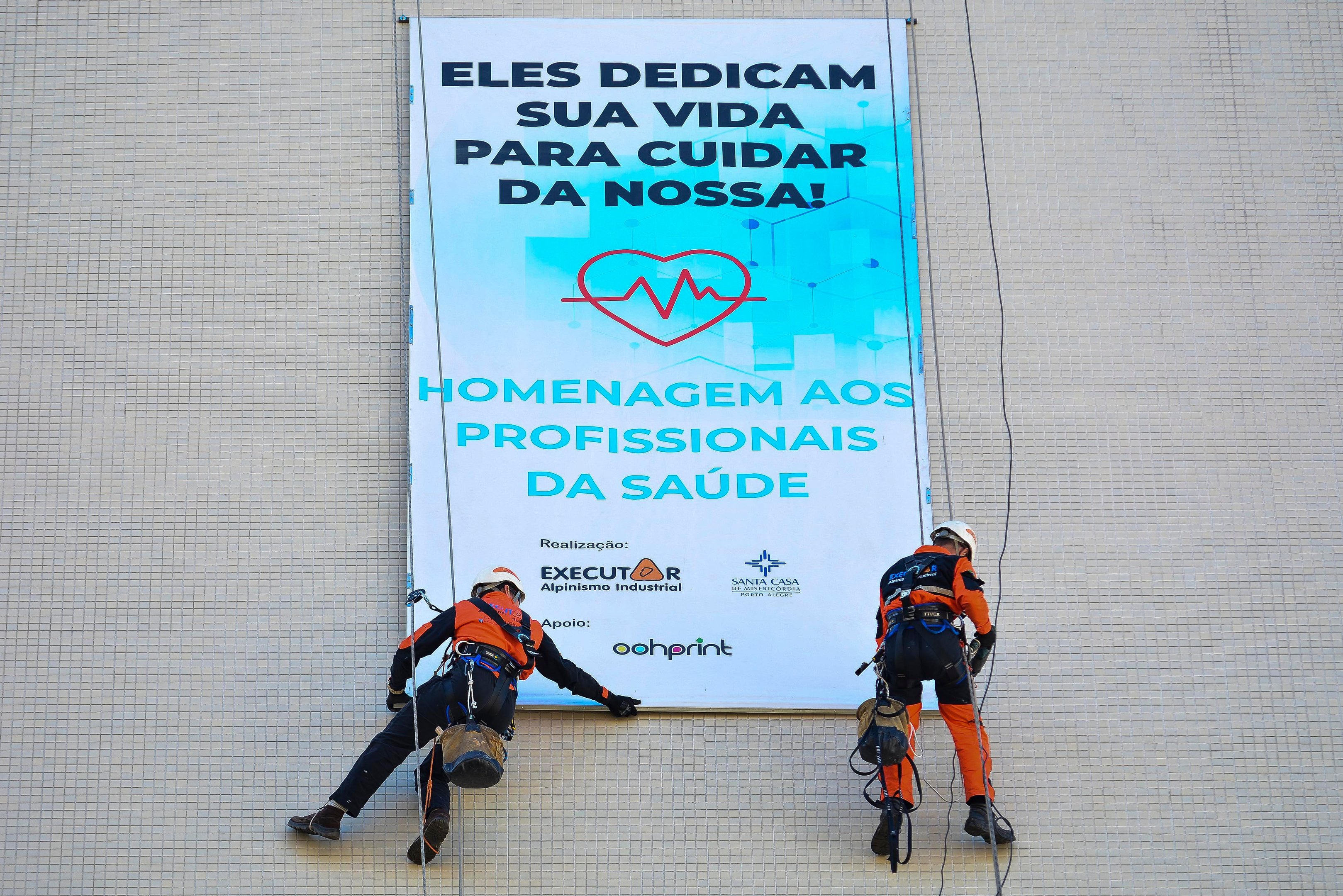 Alpinistas subiram at&eacute; o sexto andar do Hospital Dom Vicente Schere