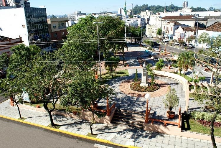 Conforme o documento, continuam suspensas as atividades de ensino infantil, fundamental, m&eacute;dio e superior, de estabelecimentos p&uacute;blicos e privados.