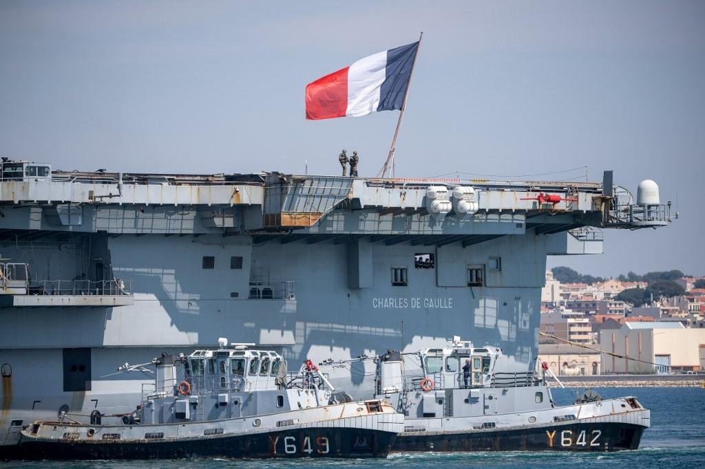 Grande parte de tripula&ccedil;&atilde;o de porta-avi&otilde;es franc&ecirc;s foi infectada por novo coronav&iacute;rus