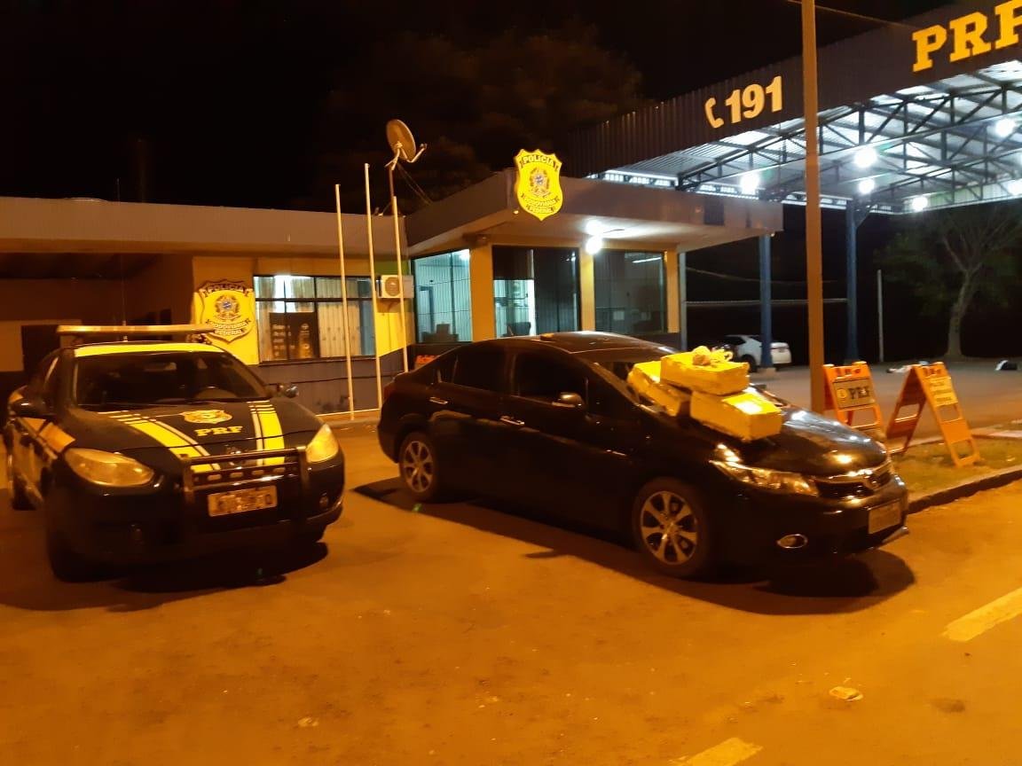 No porta-malas do carro foram encontrados tr&ecirc;s fardos contendo o entorpecente
