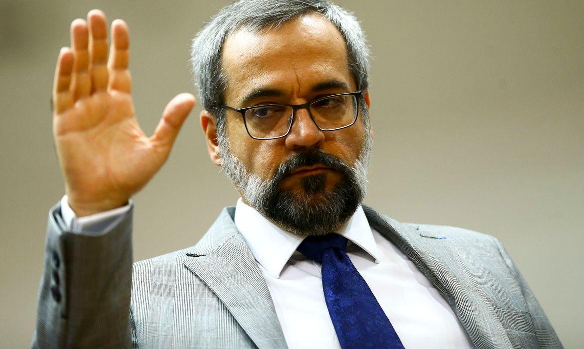 Weintraub acredita que pandemia ter&aacute; acabado at&eacute; realiza&ccedil;&atilde;o do Enem