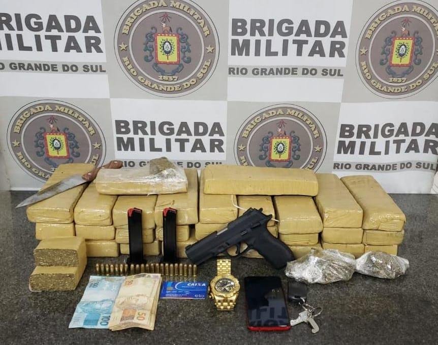 No bairro Mathias Velho, os policiais militares apreenderam o entorpecente junto com uma pistola e dinheiro
