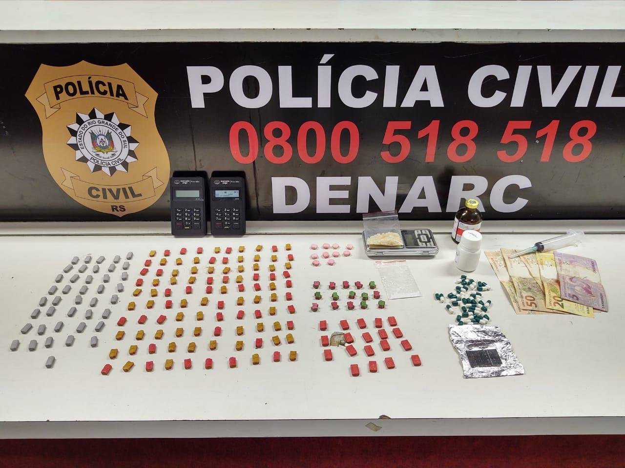 Entorpecentes e dinheiro foram recolhidos