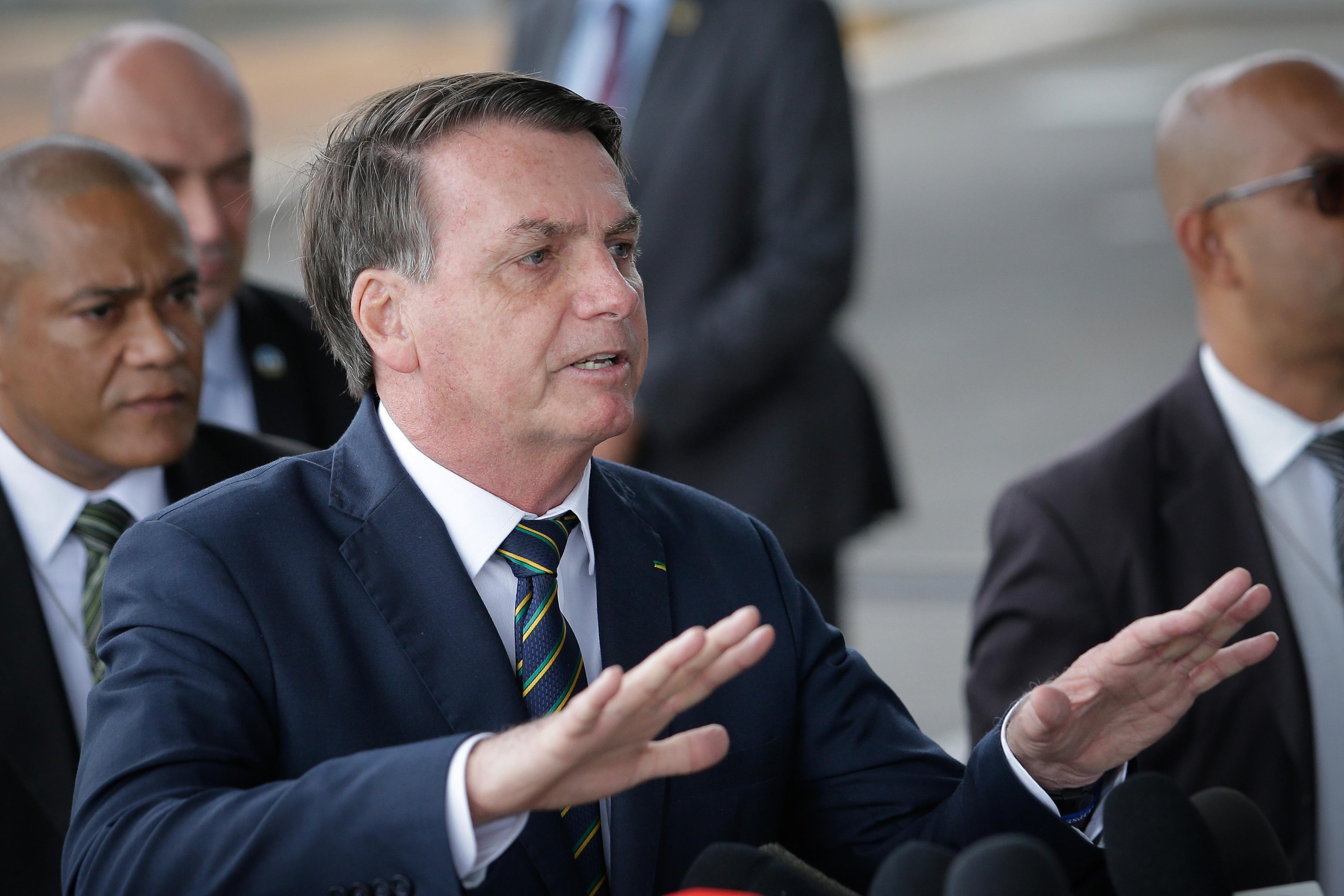 Bolsonaro negou a inten&ccedil;&atilde;o de fechar os dois expoentes do Poder Judici&aacute;rio e Legislativo