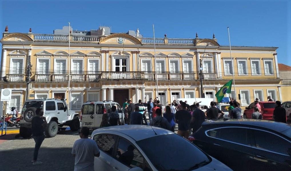 Grupo se reuniu em frente &agrave; prefeitura nesta segunda-feira