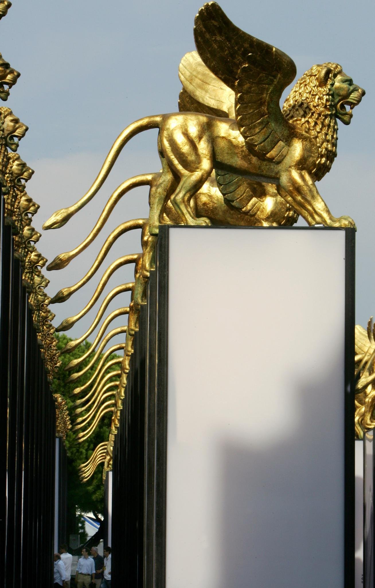 Le&otilde;es de Ouro d&atilde;o a forma aos trof&eacute;us do Festival de Cinema de Veneza