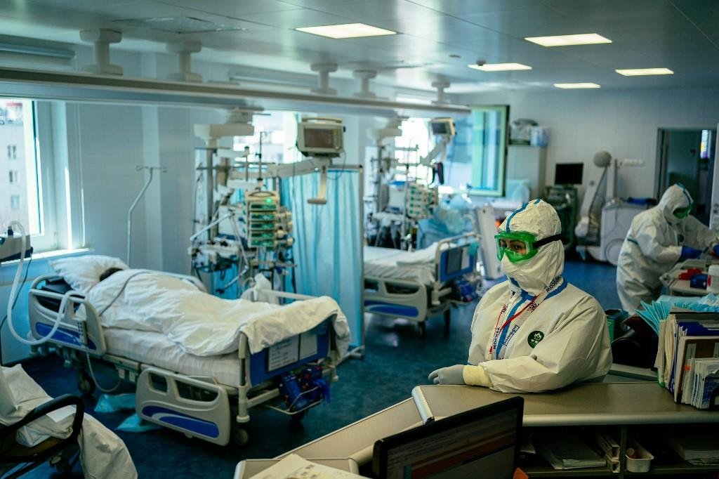 Covid-19 j&aacute; atingiu quase 2,5 milh&otilde;es de pessoas e matou 167 mil em todo o mundo