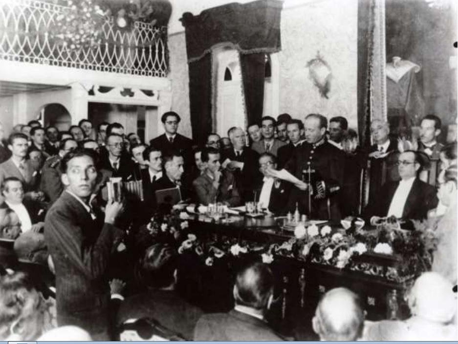 Governador Flores da Cunha discursa para os deputados constituintes na Assembleia Legislativa, em 1935, na antiga sede, chamada de Casar&atilde;o Rosado