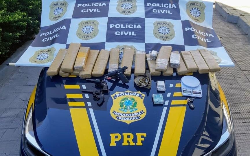 Houve a apreens&atilde;o de uma pistola e dois rev&oacute;lveres, al&eacute;m de R$ 7,3 mil em dinheiro, junto com o entorpecente